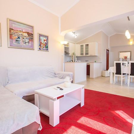 Villa Michelle Karojba Екстериор снимка