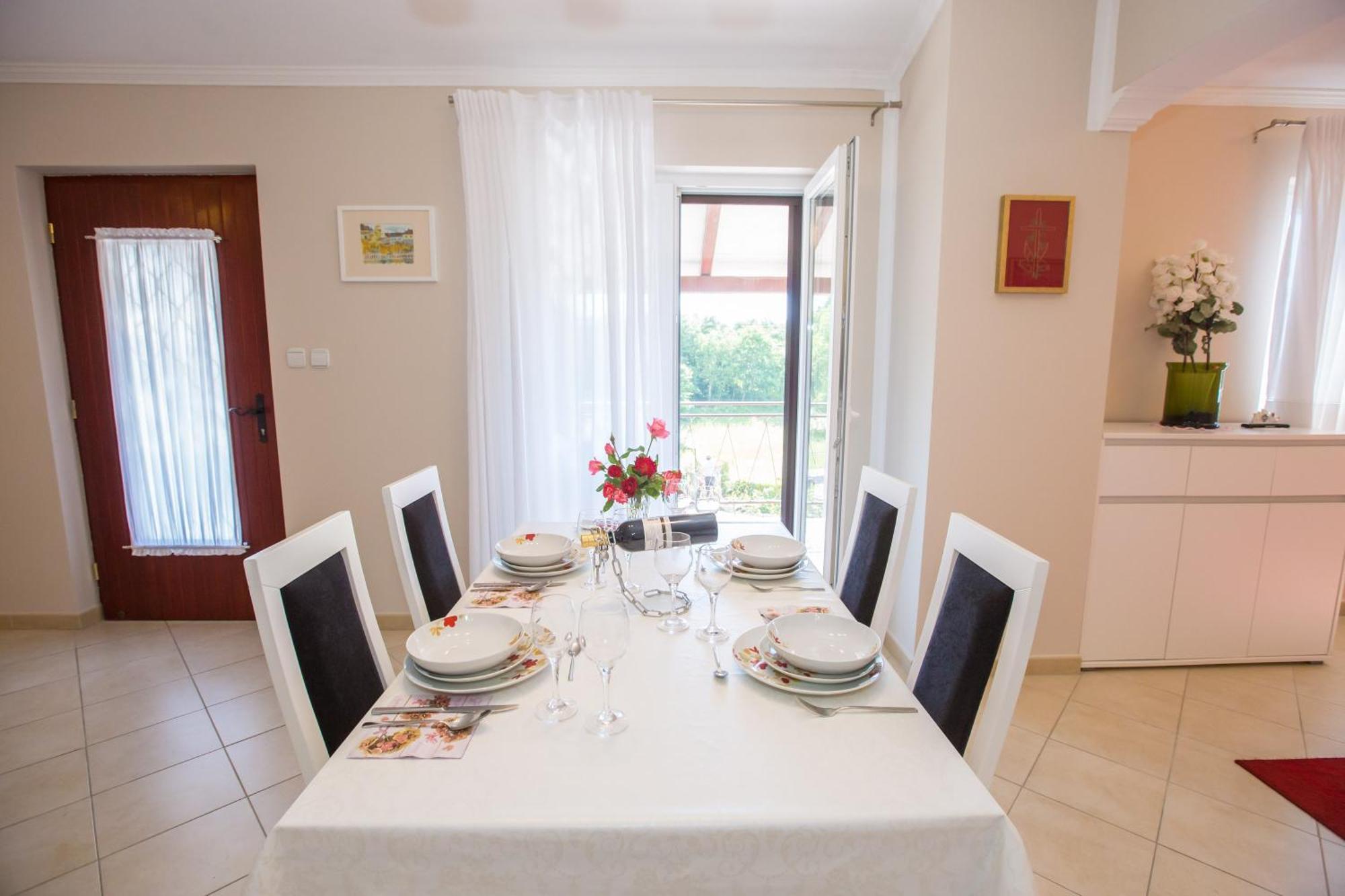 Villa Michelle Karojba Екстериор снимка
