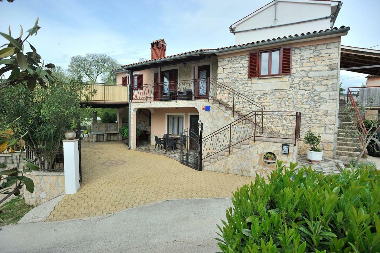 Villa Michelle Karojba Екстериор снимка