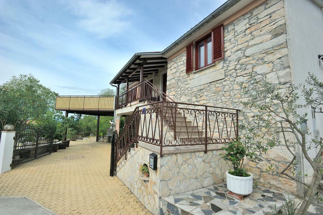 Villa Michelle Karojba Екстериор снимка