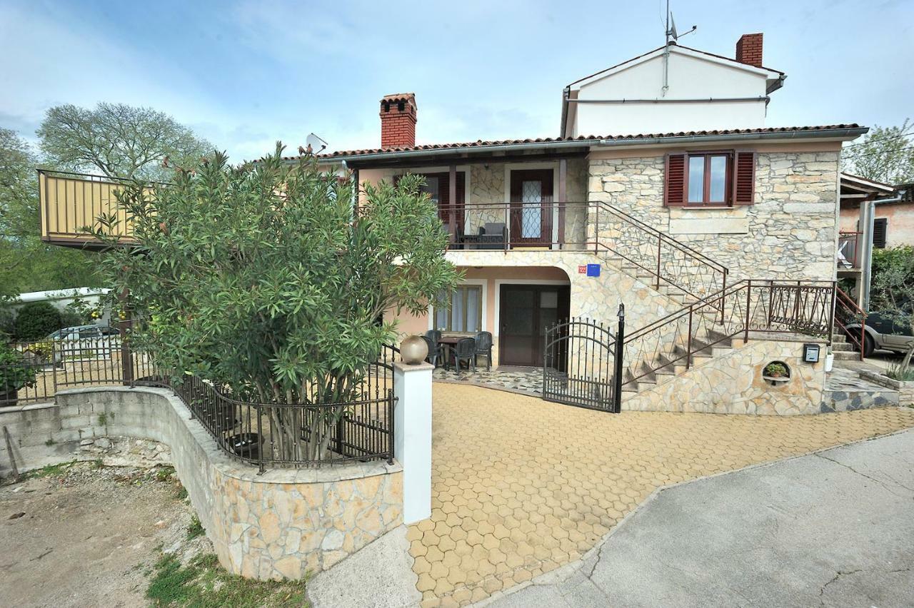 Villa Michelle Karojba Екстериор снимка