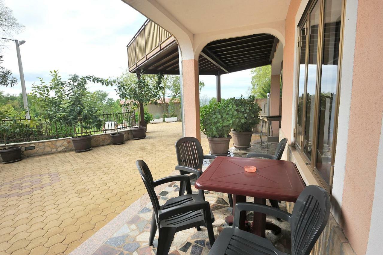 Villa Michelle Karojba Екстериор снимка