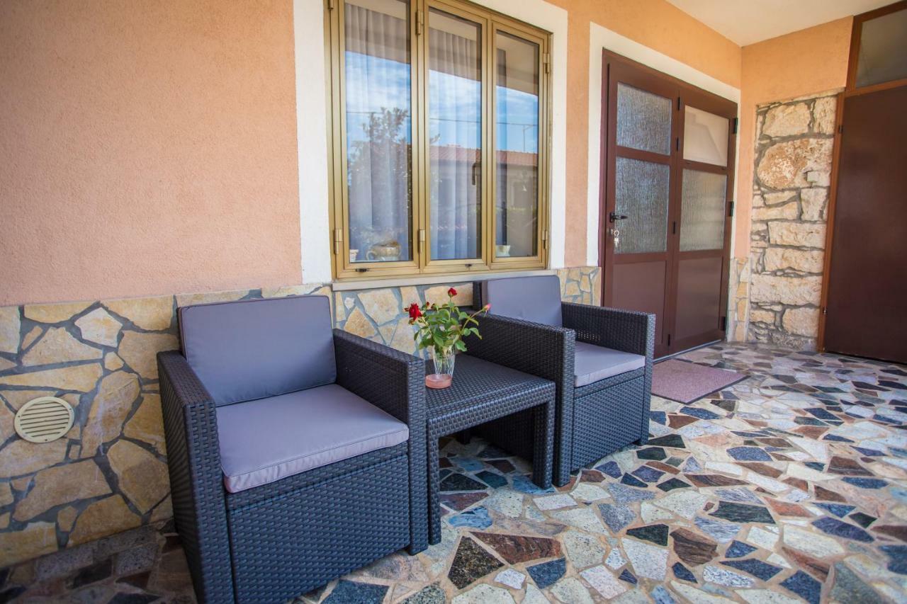 Villa Michelle Karojba Екстериор снимка