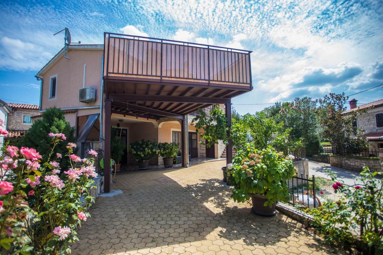 Villa Michelle Karojba Екстериор снимка