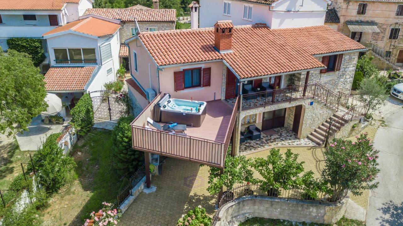 Villa Michelle Karojba Екстериор снимка